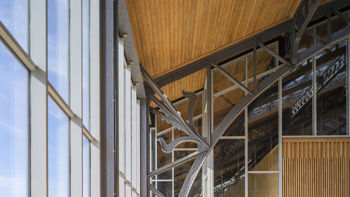 Des profilés de fenêtres ultramodernes rencontrent des poutres de toit rétro.