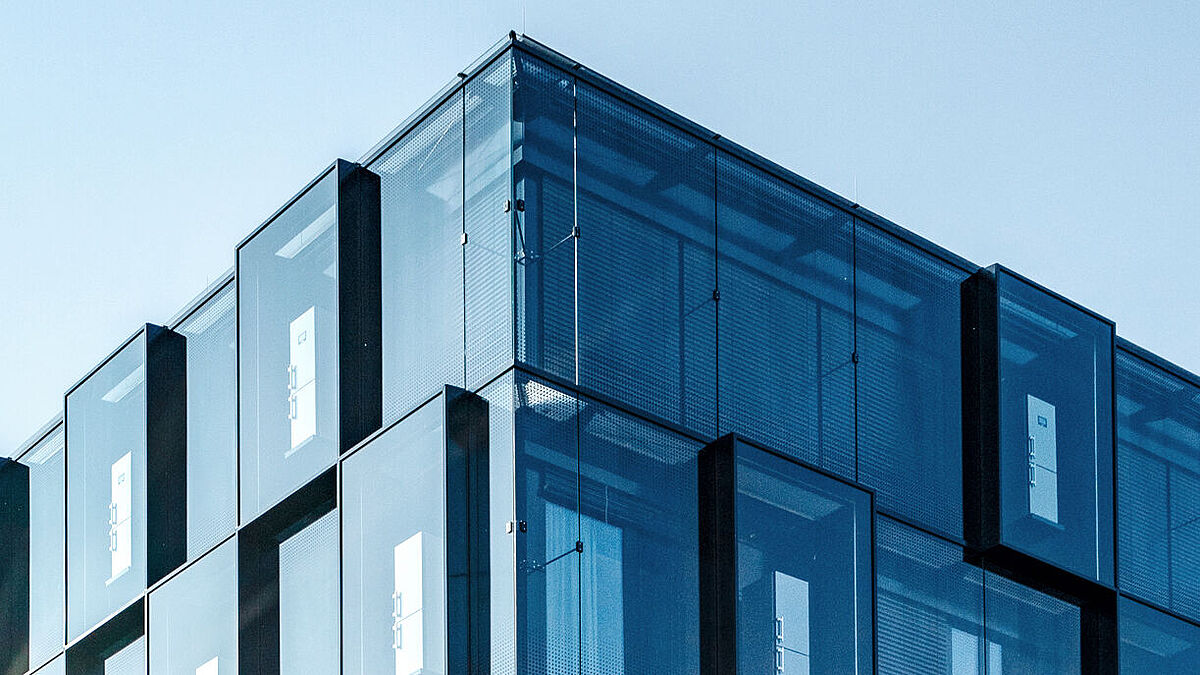 In 36 gläsernen Schaukästen werden Geräte von Liebherr präsentiert.