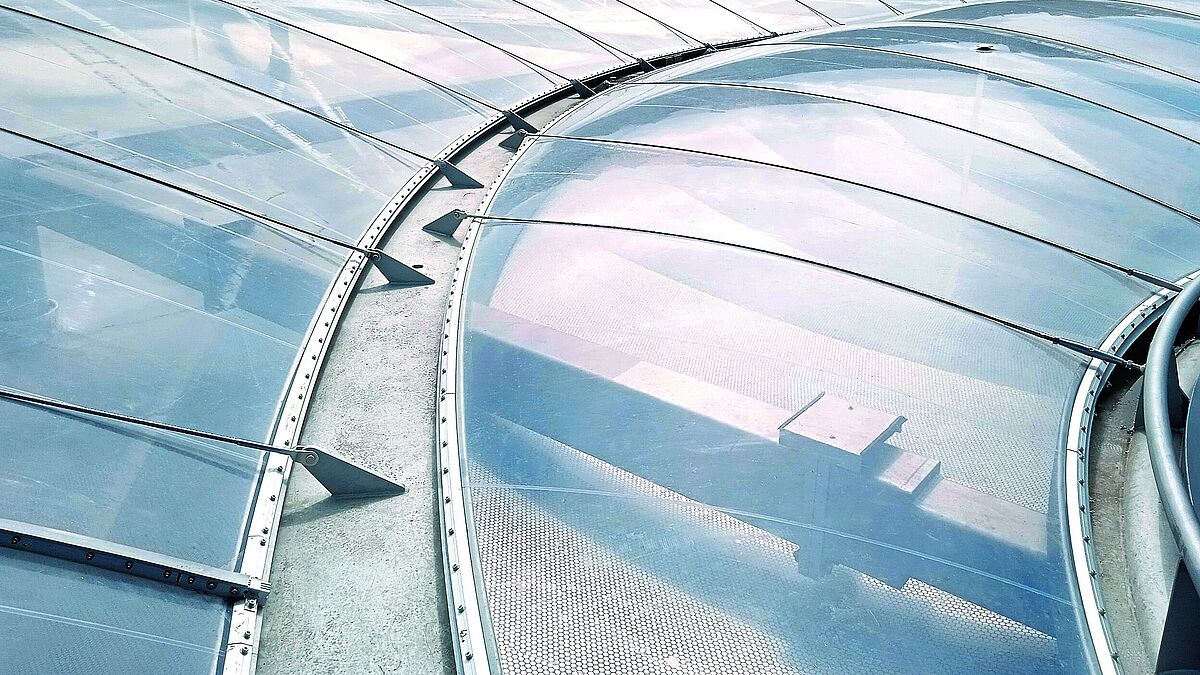 Vue du dessus : les bandes de câbles en inox sont bien visibles. Les charges extérieures peuvent ainsi être transférées de manière sûre aux poutres périphériques.