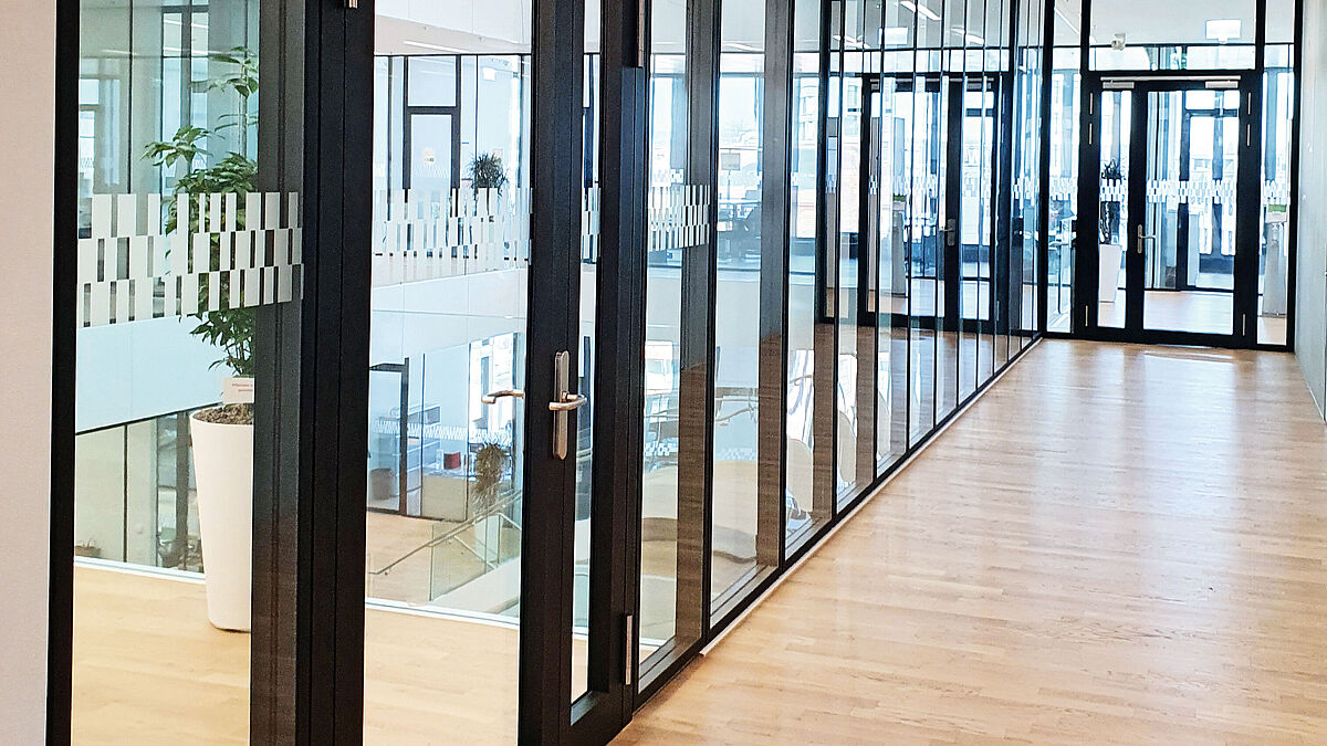 Auch im Innenbereich wurde Transparenz geschaffen mit weitreichenden Glaswänden, darin enthalten sind Elemente des Systems ADS 80 FR 30.