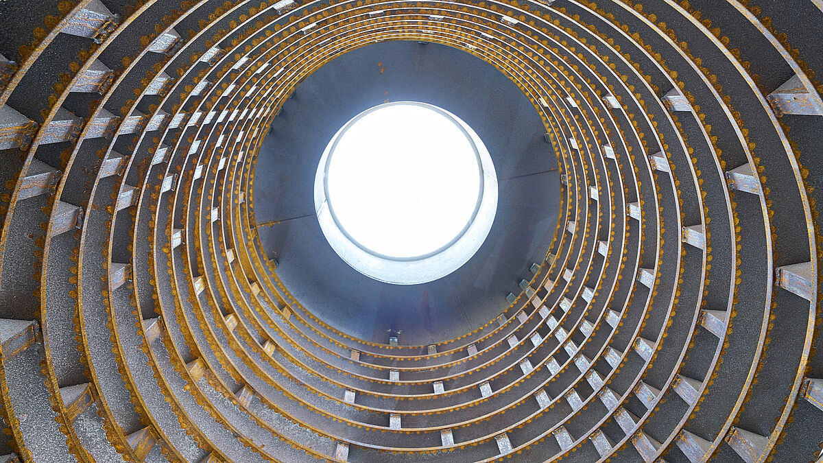 Surmontant le centre du noyau, une coupole inonde l’escalier de lumière naturelle.