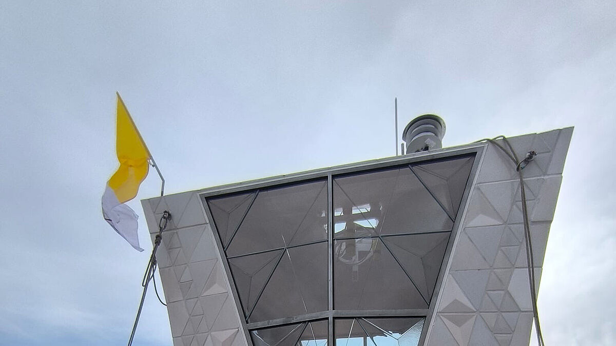 Die Kreuzspitze an ihrem Zielort – hoch über Barcelona.