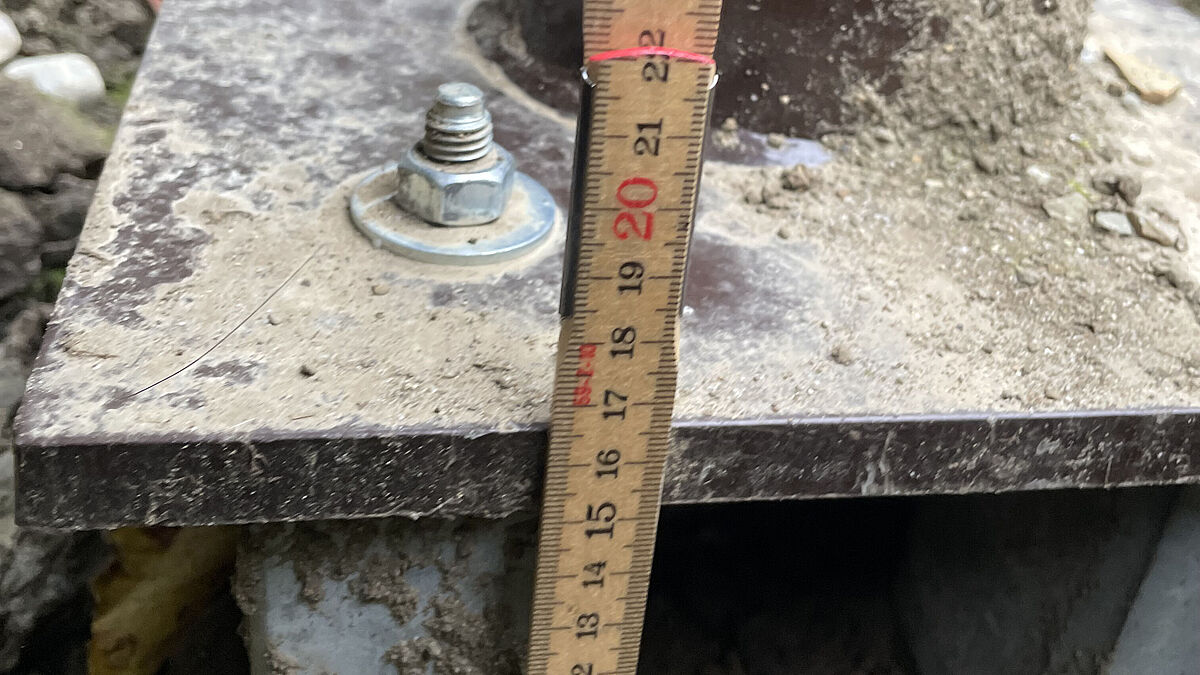 Verankerung Stützenfuss: Die Abstellung erfolgt auf stehende, am Bau abgelängte, verzinkte Rechteckrohre. Korrosion und instabile Auflager könnten – ohne Untergiessung - zu Senkungen führen. Zudem müssen Stahlteile, die in das Erdreich ragen, mit einer Sperrgrundbeschichtung versehen werden.