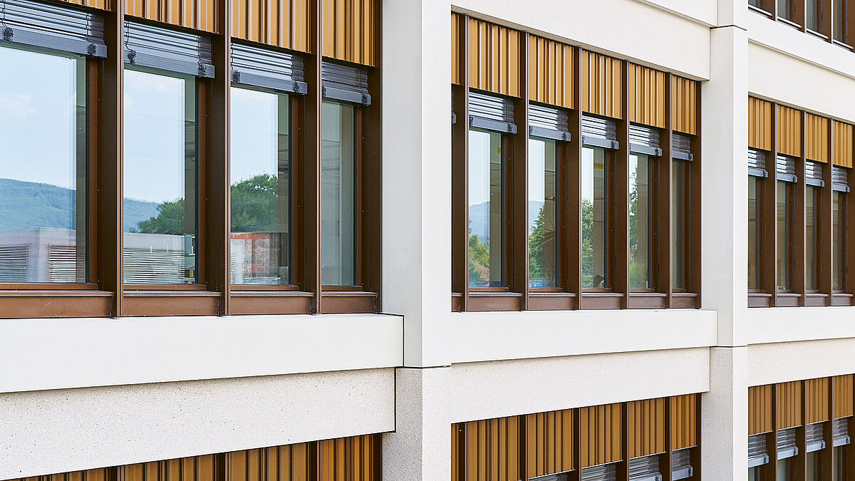 Der Neubau basiert auf Stütz- und Ausbauraster sowie einer detailreichen Fassade. 