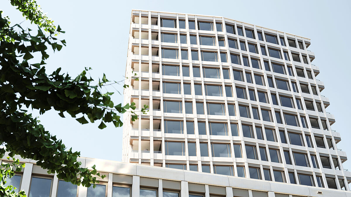 Für die Detailabklärungen zur Materialisierung und zum Farbkonzept der Fassade erstellte Schweizer ein rund 5,5 x 6 Meter grosses Mock-up.