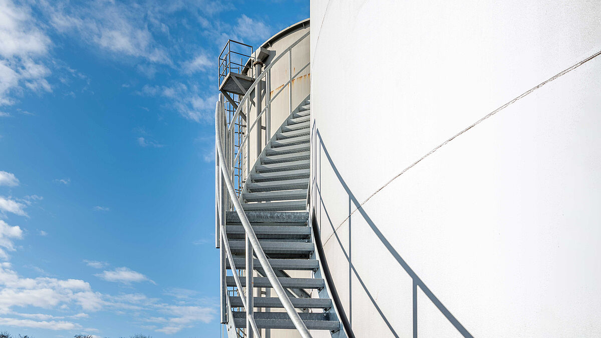 Die gewendelte Tankmanteltreppe führt im Uhrzeigersinn nach oben.