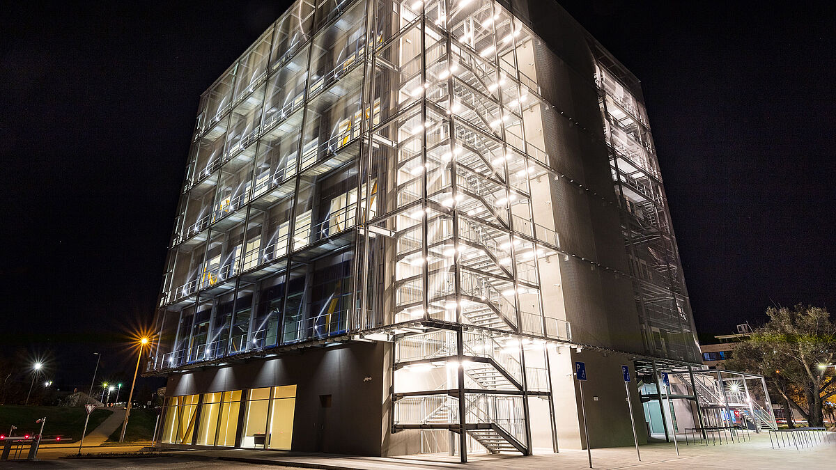 Das Würfelgebäude bei Nacht.