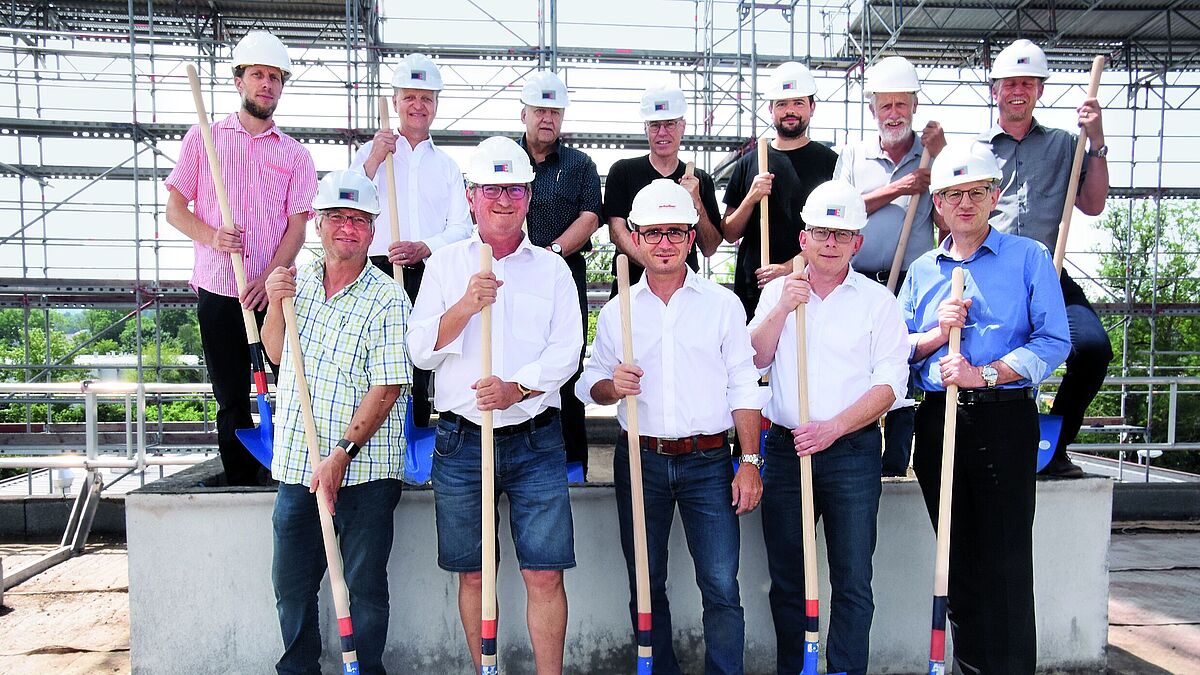 Hintere Reihe Mitglieder der Baukommission v.l.n.r.: Christoph Heer (Vertreter Metaltec Zentral), Paul Furrer (Präsident Baukommission), Hans Kronenberg (Vertreter Agrotec Zentral), Gody Bühler (beplus Architekten), Silvan Bucher (beplus Architekten), Felix Hegglin (Baumanagement) und Peter Anderhub (Leiter Bildungszentrum); vorne v.l.n.r.: Vinzenz Kühne (Baumeister Estermann AG), Guido Heinzer (Präsident Metaltec Zentral), Adrian Scheiber (Präsident AM Suisse Zentral), Roland Meier (Vizepräsident AM Suisse Zentral), Felix Röthlin (Raiffeisenbank Luzerner Landschaft Nordwest).