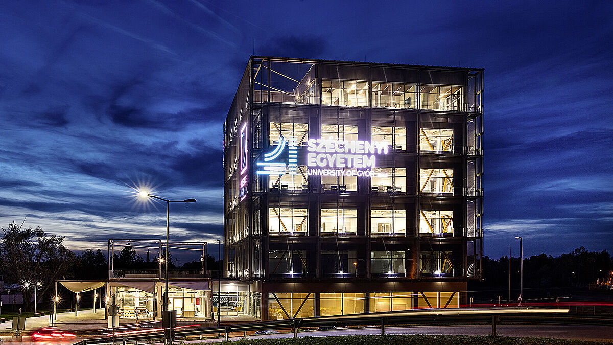 311 m 2  wurden mit der transparenten Medienfassade Mediamesh von GKD bestückt.