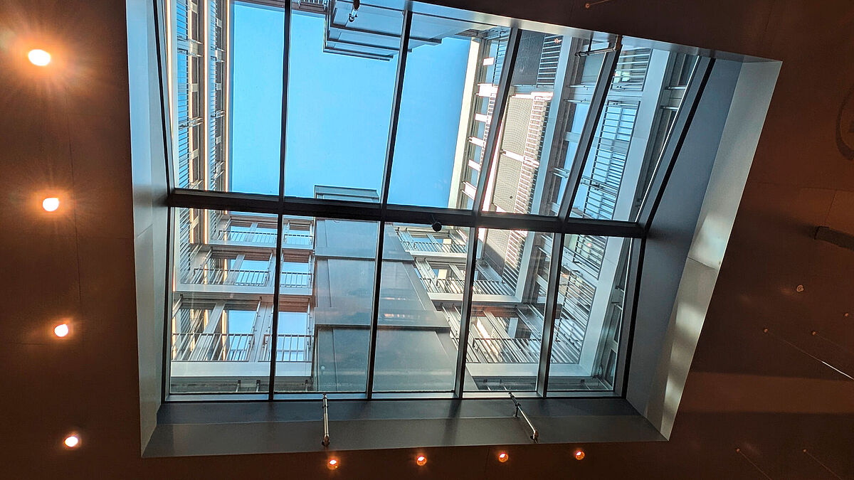 Das Satteldach durchflutet die Ladenfläche mit Tageslicht. Bild Surber Metallbau 
