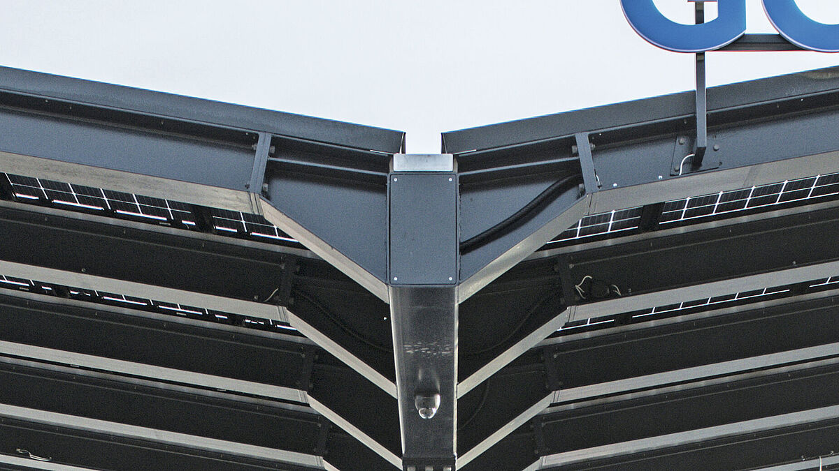 Detailansicht: Gut zu erkennen ist der durchlaufende Tragbalken aus RRW 500 x 300 x 10, mit den angeschweissten, konischen Konsolen.