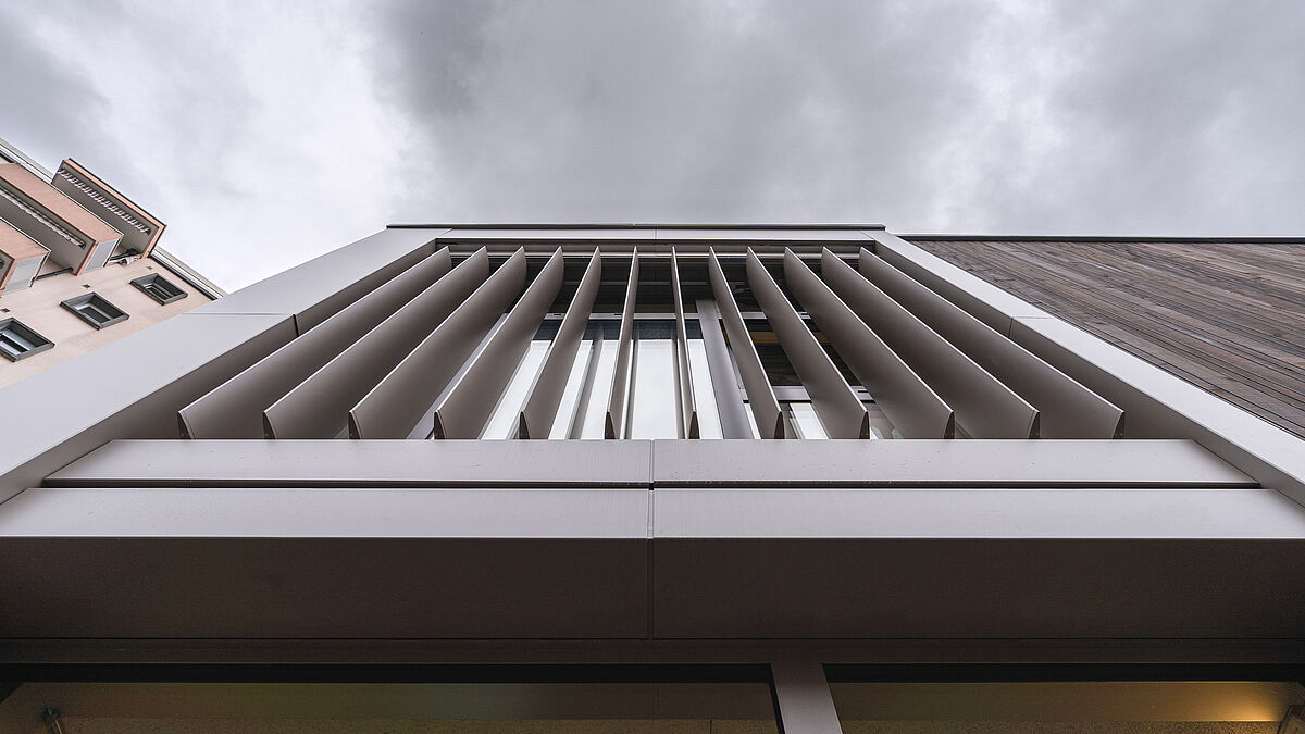 Das System berechnet in Echtzeit den Sonnenstand und stellt die Lamellen kontinuierlich rechtwinklig zur Sonne ein.