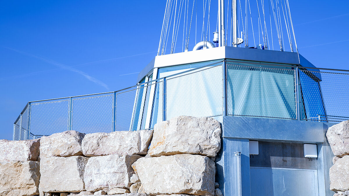 Unten befindet sich ein achteckiger, konischer Büroraum. Die Isolierglassegmente sind aneinandergefügt und mit Fugen geschlossen. Bemerkung: Bild entstand während dem Innenausbau, deshalb sind die Isoliergläser innen geschützt.