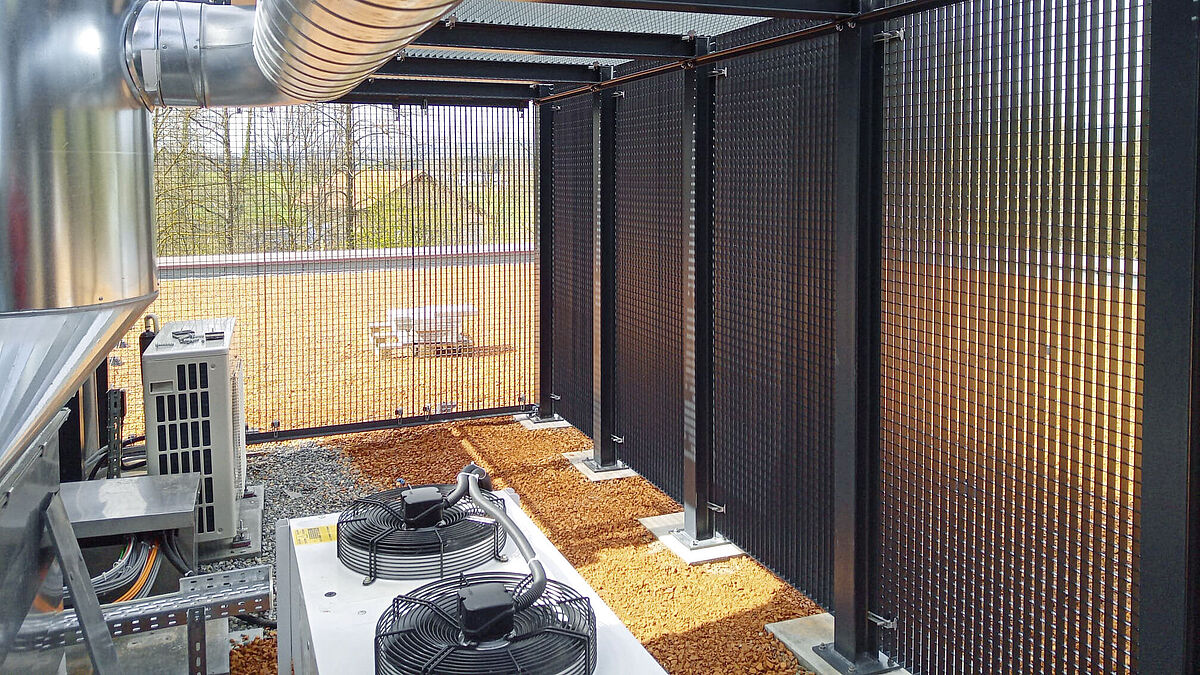 Innenansicht: Gut zu erkennen sind die Tragkonstruktion und die von Betonboden und Isolation abgekoppelte Abstützung.