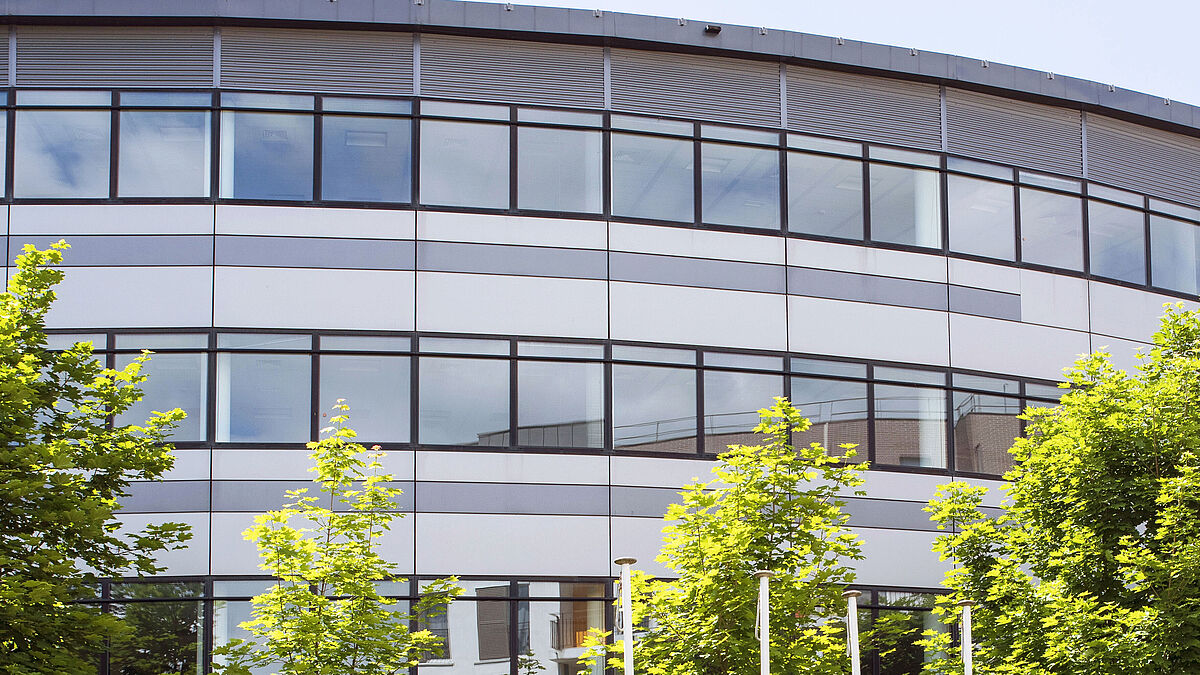 Beispiel, modernes Gebäude im Industriequartier Verkehrsfläche: Kategorie 0 (Grünflächen und Gebäudeumgebung)Glasgrösse: Mittel (grösstes Glas  ->  1,7 m 2 )Empfohlene maximale Einbauhöhe für ESG-HST: 80 mEinbauhöhe bis OK oberste Verglasung: 16 mD.h. Sämtliche Verglasungen können mit ESG-HST ausgeführt werden.