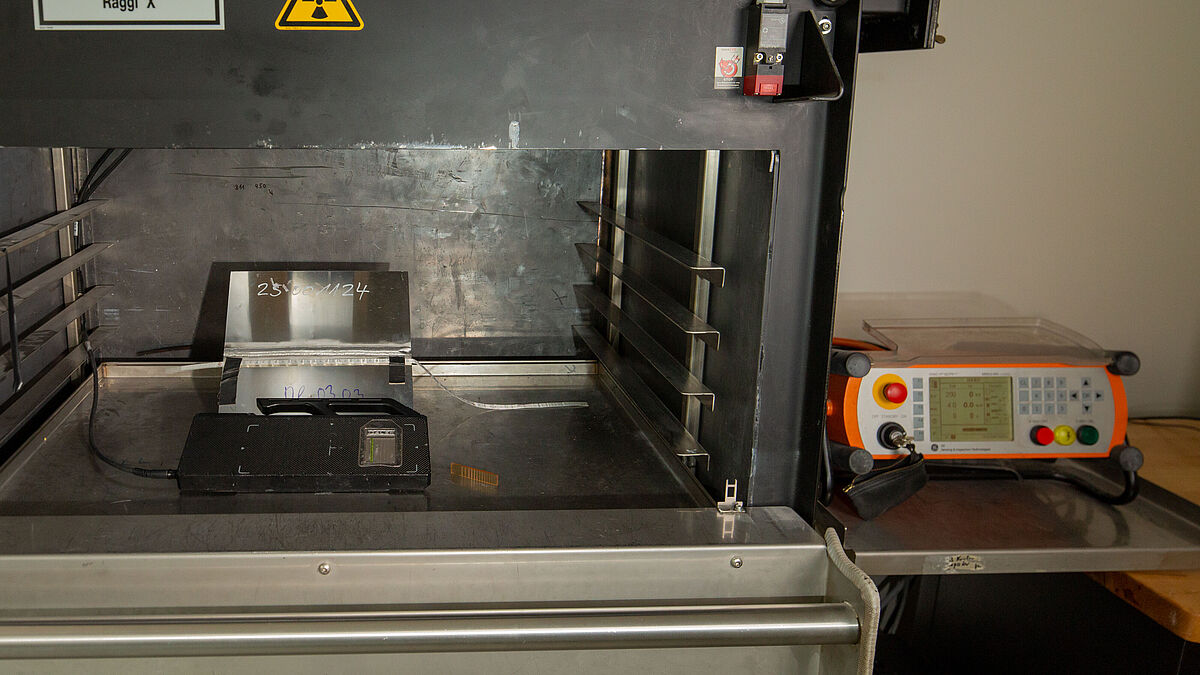 Durstrahlungsprüfung von Stumpfnähten zur Prüfung auf innere Unregelmässigkeiten.