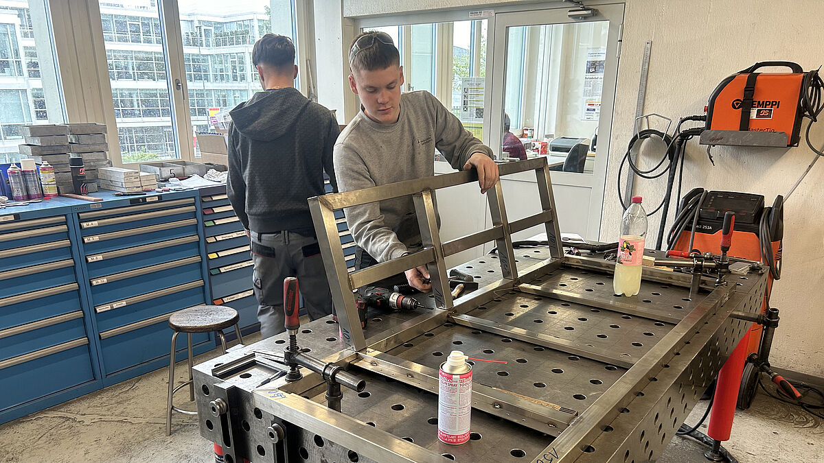 Sitzfläche und Rückenlehne im Rohbau. Kontrolle des Winkels der Rückenlehne.