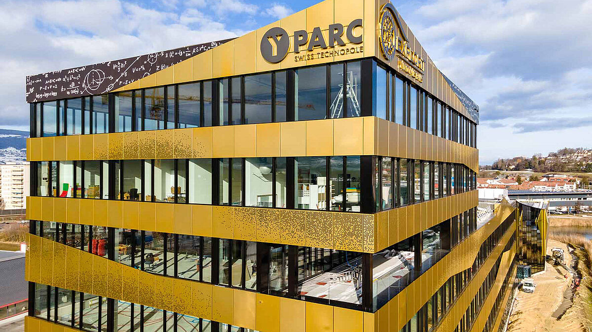 Alors que le volume du bâtiment dans son ensemble, s’intègre dans l’environnement en tant que long corps plat, la partie de bâtiment « Business » dispose de trois autres étages. 