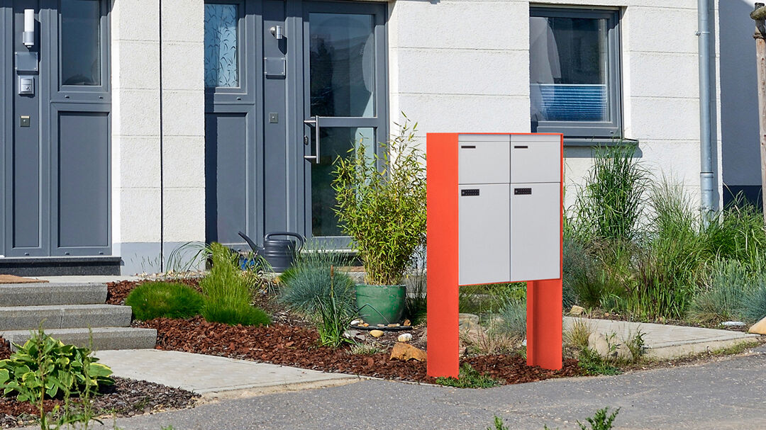 Photo : Ernst Schweizer AGSystème de boîtes à lettres associé à des casiers pour colis (en bas).