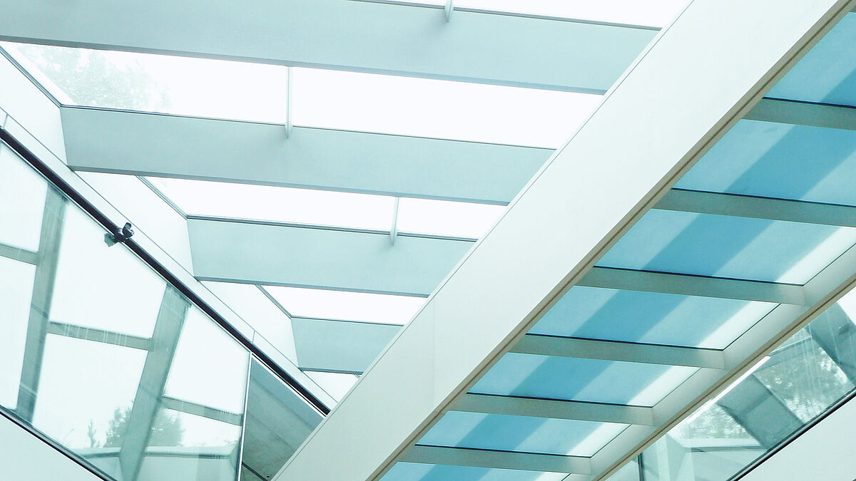 Die 27 m lange und 20 t schwere Brücke lagert an ihrem Zielort. Sie wird den Mitarbeitenden den direkten Weg über den Luftraum des Atriums ermöglichen.