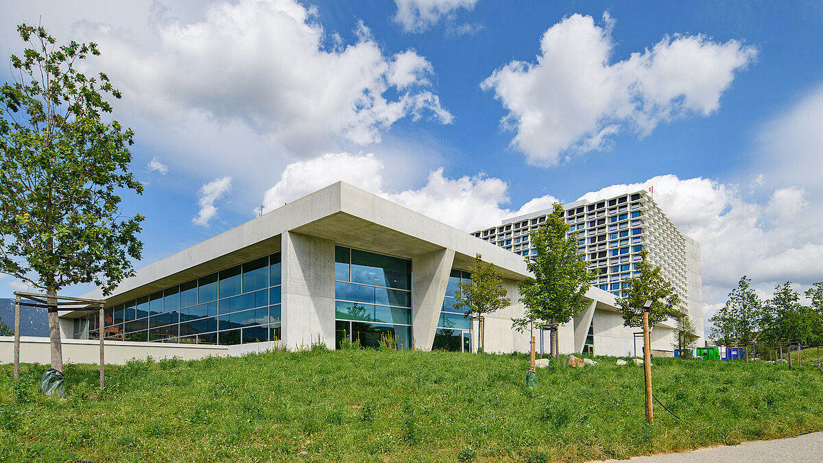 Pour le vitrage du socle, une protection thermique particulièrement efficace était cruciale et celle-ci a pu être atteinte avec un triple vitrage isolant de grande qualité. 