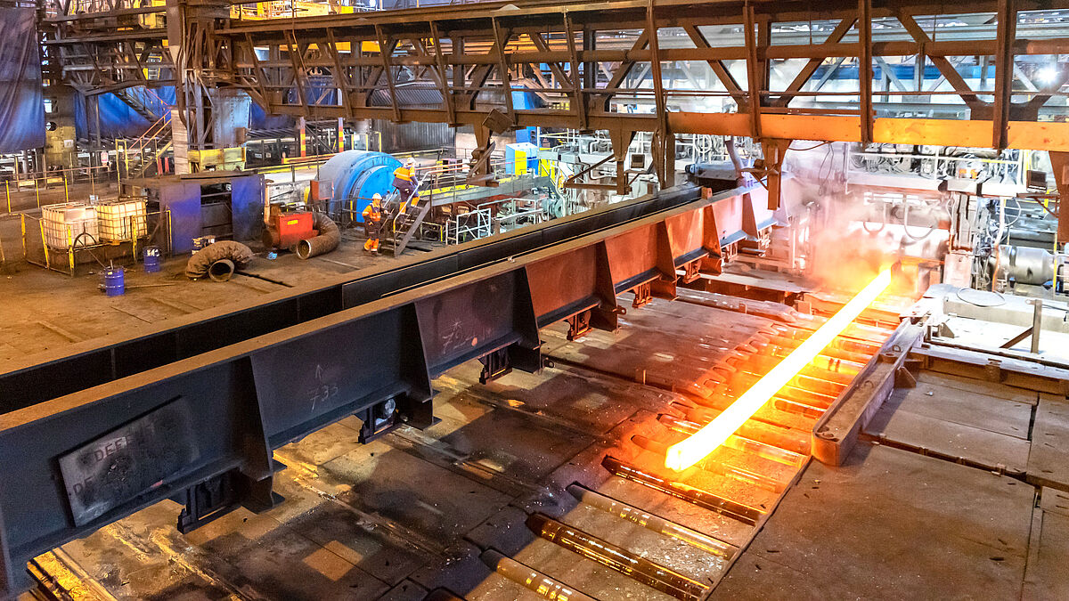 Les rails acquièrent leur forme et leurs dimensions finales à Hayange au cours d’un processus de laminage en plusieurs étapes.