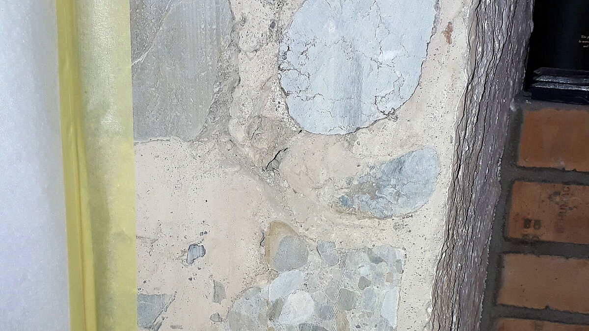 Coupe transversale d’une maçonnerie en pierre naturelle. 