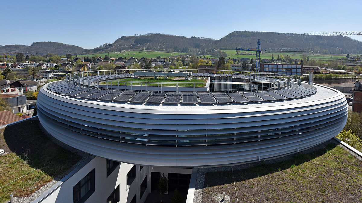 Der Aufbau ruht auf zwei Gebäuden, die sich hinsichtlich ihrer Bausubstanz deutlich voneinander unterscheiden.  Bild: Bäumlin+John AG