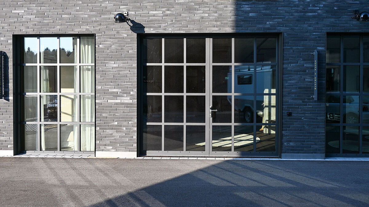 Schlanke Profilansicht, optimale Wärmedämmung: Türen und Festverglasungen im Erdgeschoss sind mit Forster Unico und den filigranen Forster Unico XS Stahlprofilen ausgeführt.