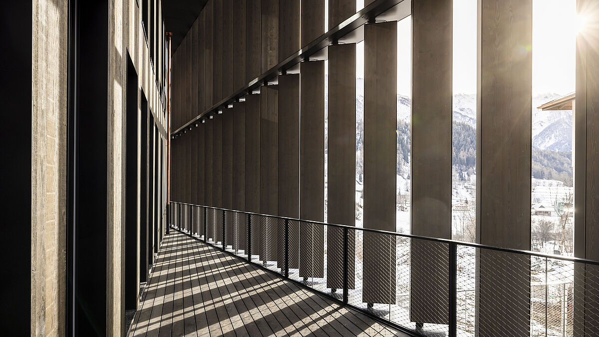 Balkon: Links die Warmfassade, rechts die Lamellen. Diese sind auf der Innenseite alle mit behandeltem Holz bestückt.