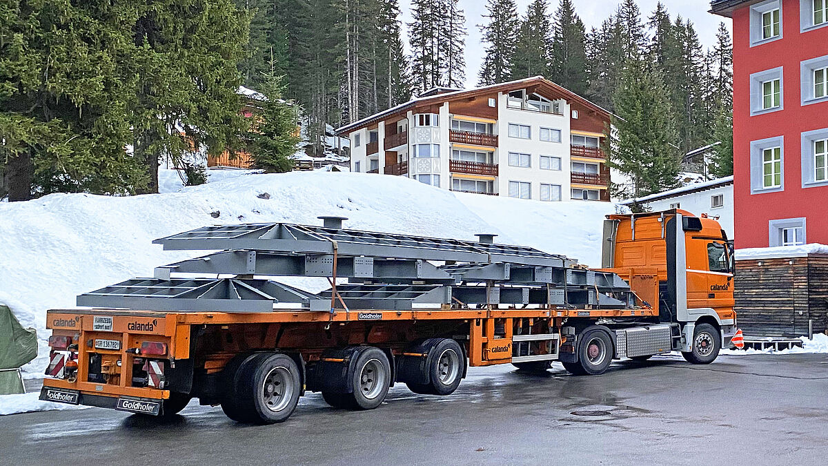 Photo : Merkle Metallbau AGTransport des cinq segments de Coire vers Arosa.
