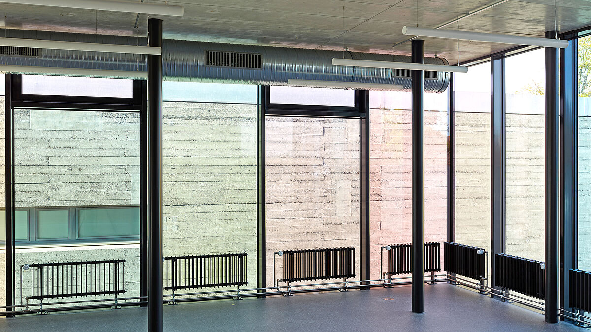 L’effet des films de différentes couleurs intégrés aux vitrages varie selon l’angle de vue et l’environnement.