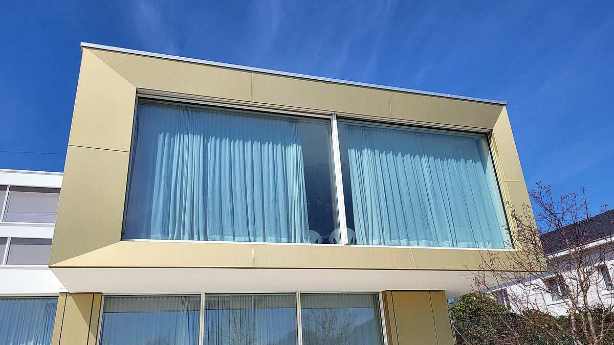 Je nach Lichteinfall verändern sich Glanzgrad und Helligkeit. Die Schleifrichtungen der Bleche verlaufen immer vertikal.