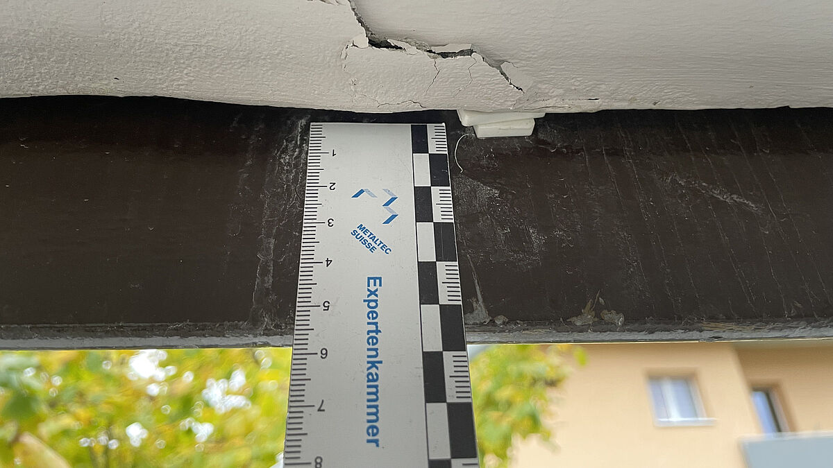 Abplatzungen an Deckenuntersicht im Bereich der – noch sichtbaren - Kunststoffunterlagen sind auf unterschrittene Achs- und Randabstände zurückzuführen.