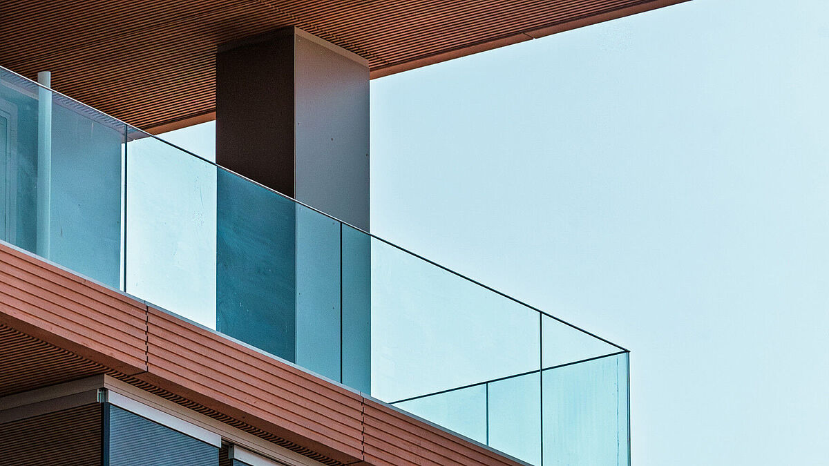 Um die architektonische Gestaltung zu unterstreichen, wurden die Glaselemente zum Teil mit Siebdruckmotiven versehen.