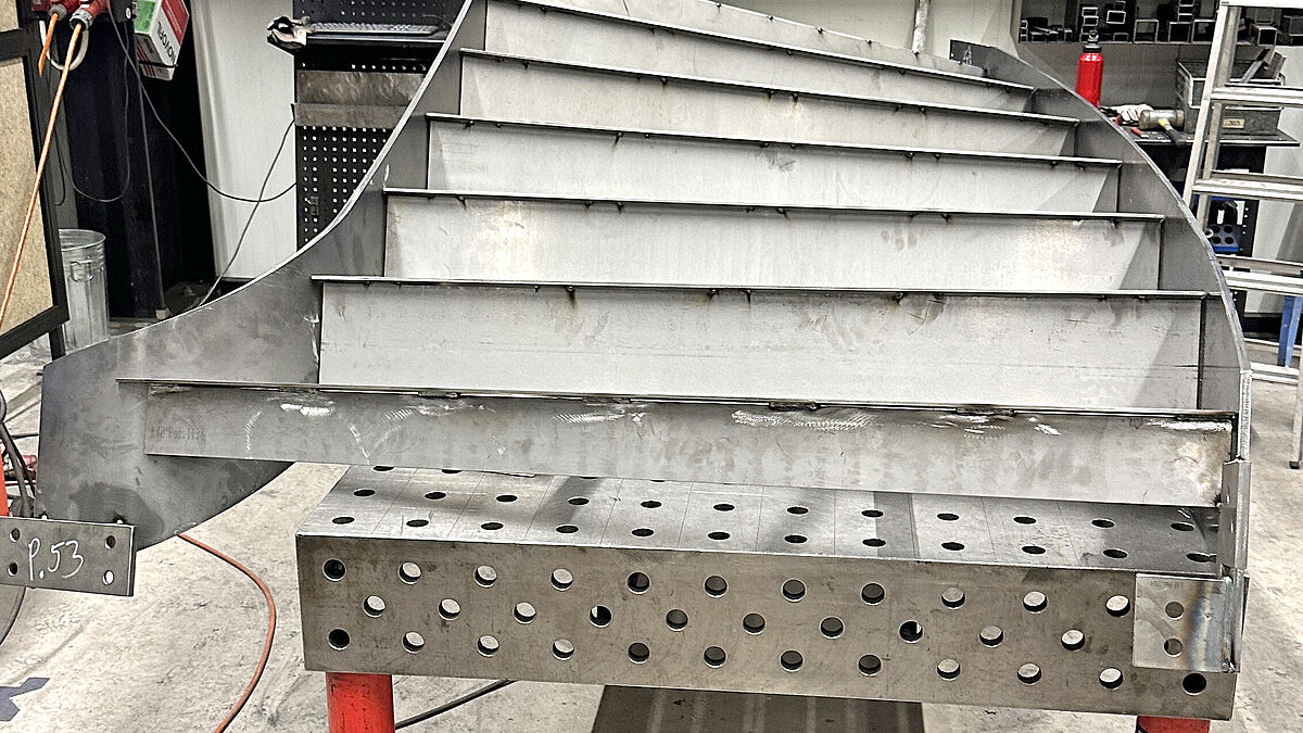 Die eingeschweissten Stahlbleche verbinden die Innen- mit der Aussenwange. Die Gitterroste liegen darauf.