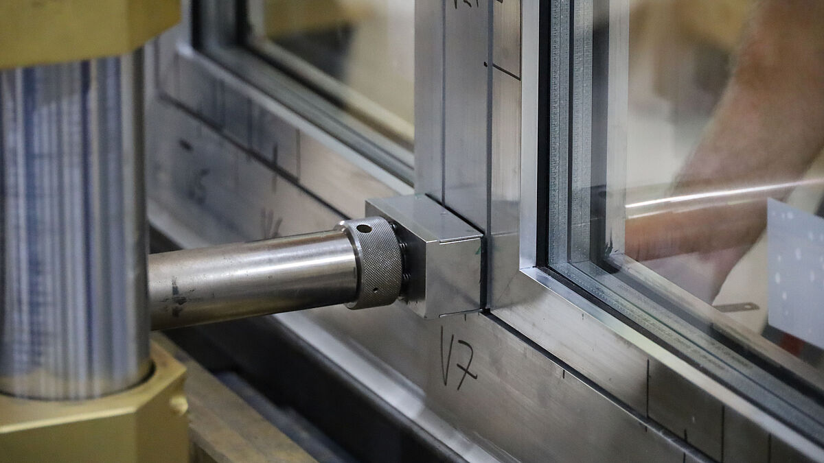 Vor dem eigentlichen Angriffstest: An definierten Punkten werden verschiedenste statische Lastpunkte von je 10 kN angebracht. 