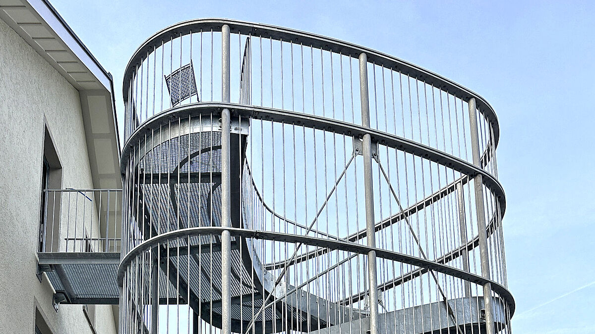 Der Treppenturm: ein nicht alltägliches, die Technik betonendes Werk – komplett aus feuerverzinktem Stahl.