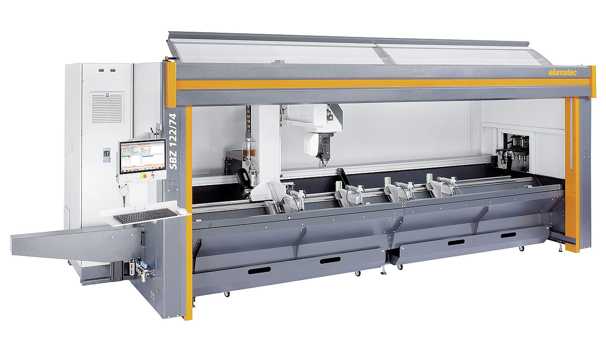 Photo : elumatec AGelumatec SBZ 122/74 : une machine 4 axes pour les clients de la construction métallique et les utilisateurs industriels.
