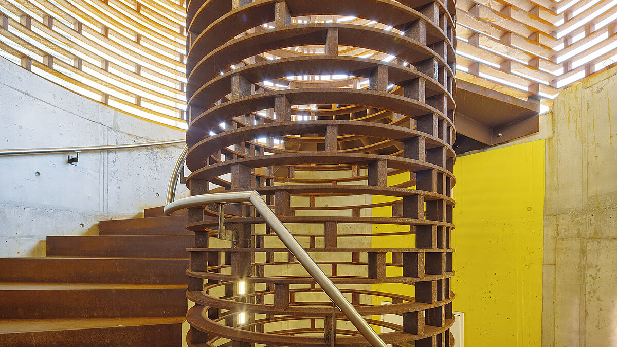 Blick von unten nach oben: Beidseitige Edelstahlhandläufe sorgen für eine sichere und geschützte Begehung.