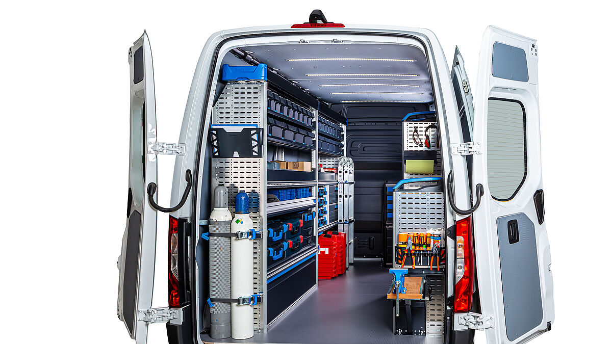 Gerade wenn mehrere Mitarbeitende dasselbe Montagefahrzeug nutzen, führen fehlende Standards schnell zu kostenintensiven Suchzeiten.