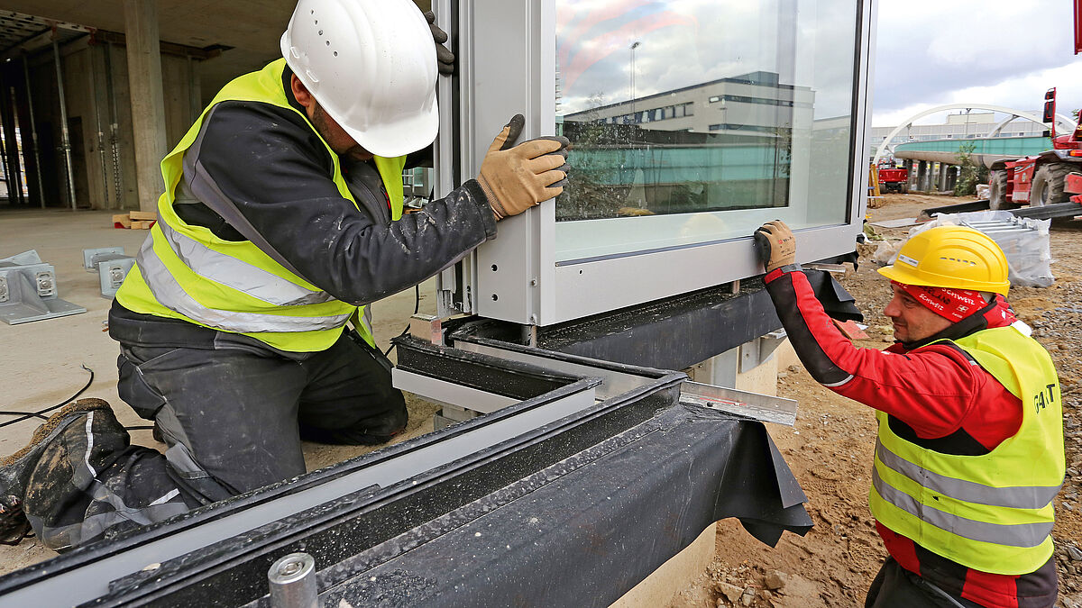 Photo: Tom ReindelVu la forme des éléments, les cadres des joints d’embase ont dû être collés individuellement sur chantier pour chaque élément.