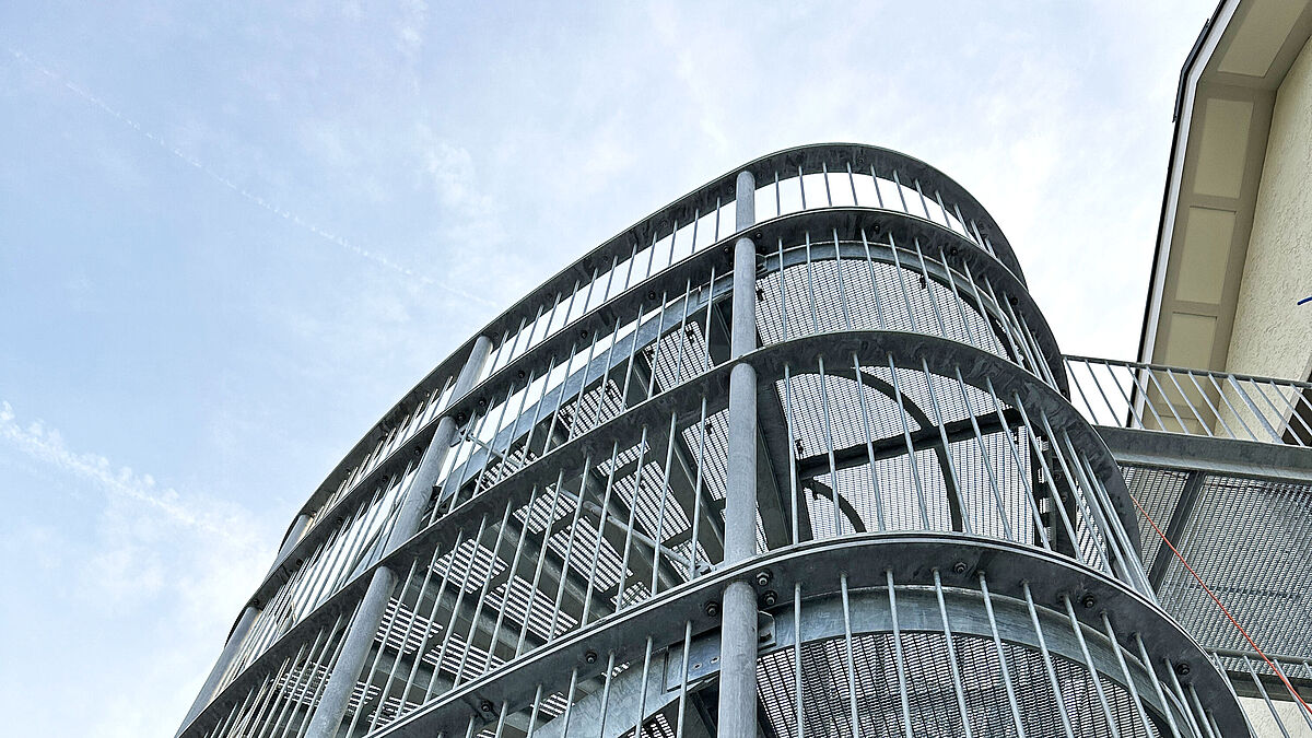 Die vertikalen Gitterstäbe sind zwischen die Stahlblechreifen geschweisst.