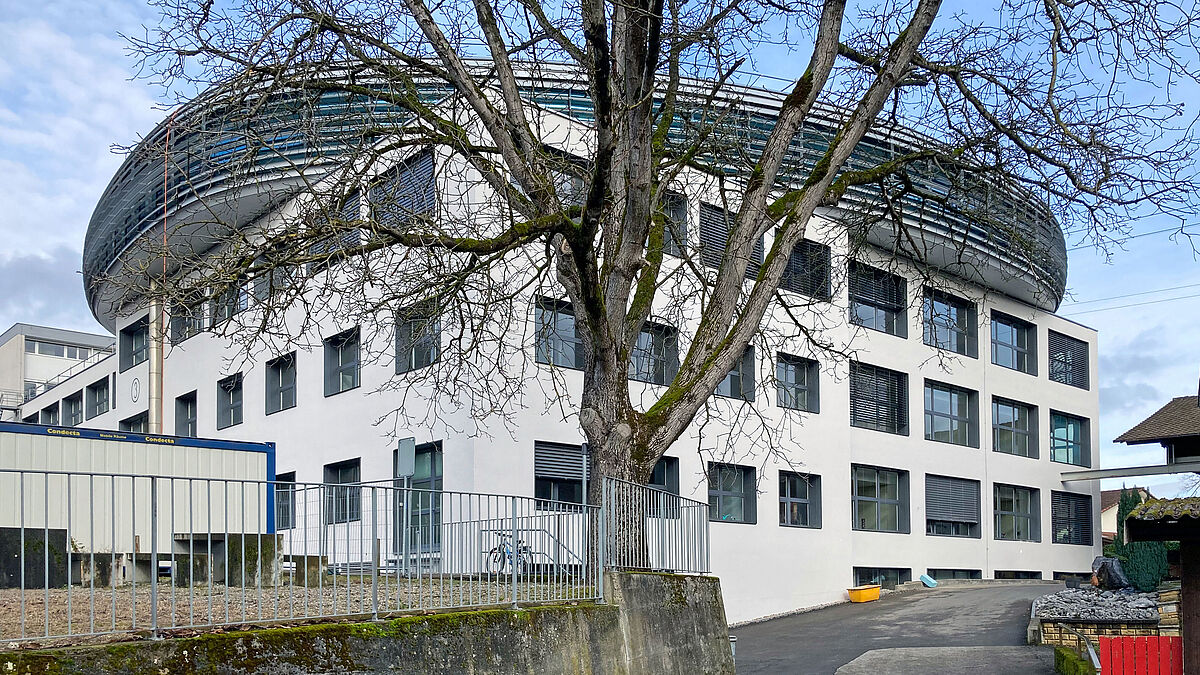 An drei Seiten ragt der «Loop» mehrere Meter über die bestehenden Baukörper hinaus. Die Untersichten sind ebenfalls mit Aluminiumblech verkleidet.  Bild: Bäumlin+John AG