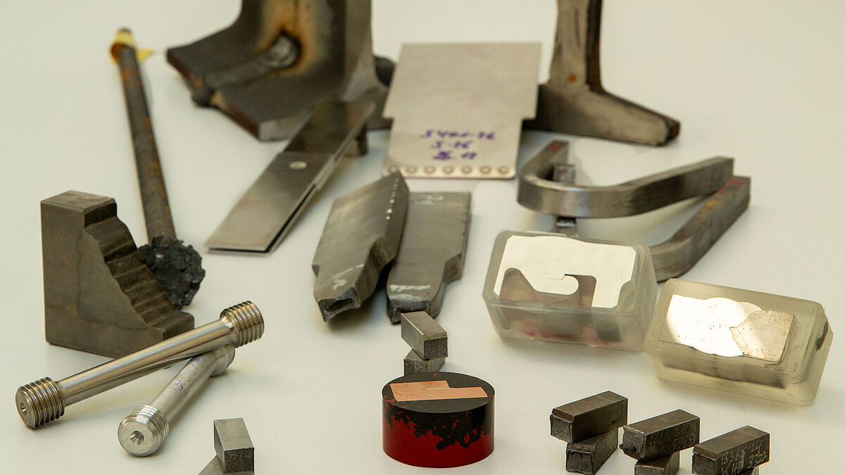 Verschieden Proben der zesrtörenden Werkstoffprüfung.