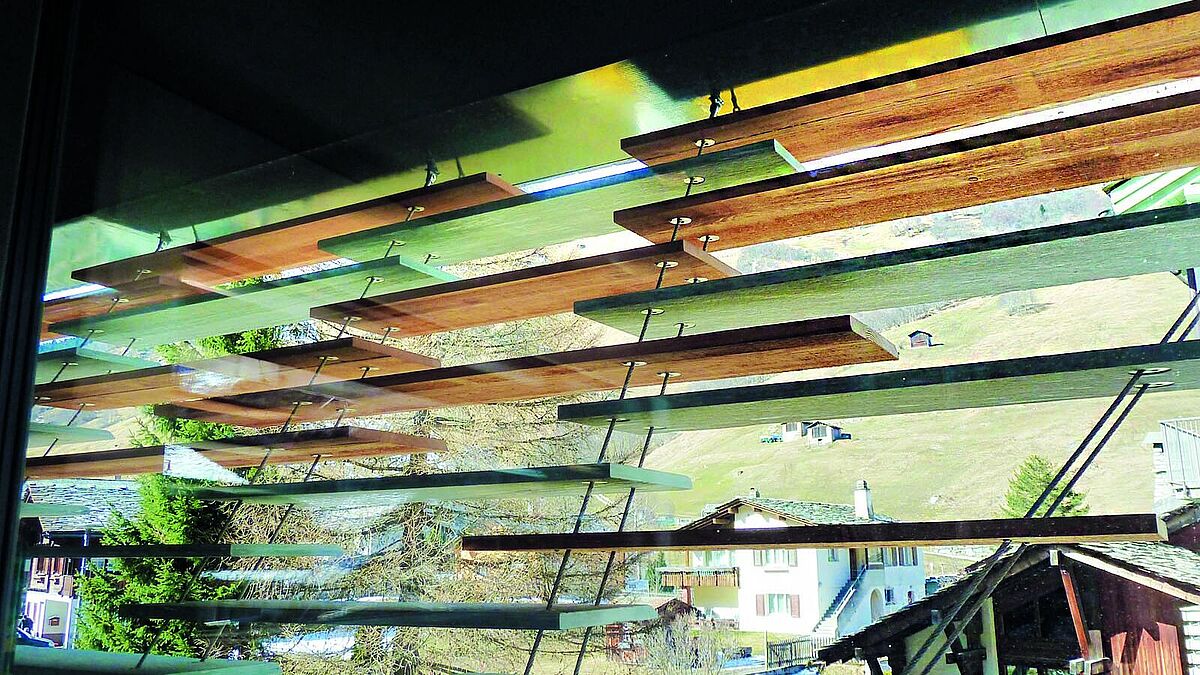 Photo : Daniela DerungsVue de l’intérieur vers l’extérieur. Les dalles en pierre et en bois génèrent une grande variété de jeux d’ombre et de lumière.