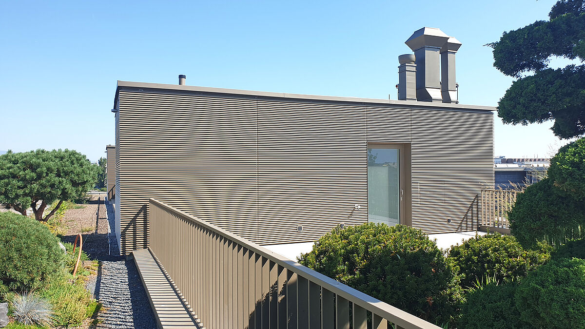 Bei den isolierten Dachaufbauten kamen Volllamellen vom Typ DucoWall Solid 30 Z zur Anwendung.