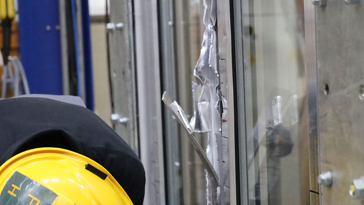 Stulpfenster: Trotzt aufgerissenem Profil konnte keine Manipulation an der Vertikalverriegelung des Standflügels vorgenommen werden.