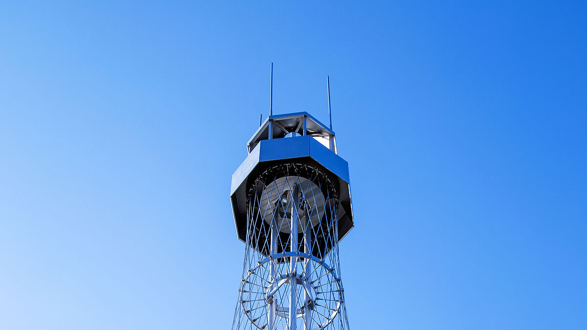Blick von unten zur Kanzel. Der oben integrierte Leuchtkörper lässt sich absenken.