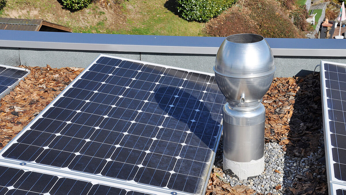 Eine kleine Teilbeschattung, ausgelöst durch den Kamin, reduziert die Gesamtleistung markant. Sie steht in keinem Verhältnis zur besonnten respektive beschatteten Fläche.